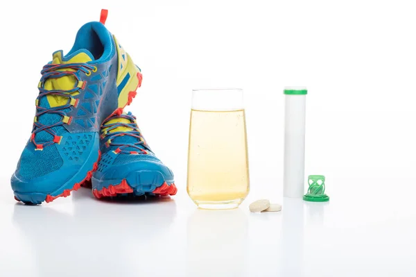 Spor koşu ayakkabıları ve spor içecekleri. Koşucular için spor vitaminleri. Sporcular için vitaminler.