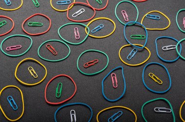 Çok renkli daireler ve ovaller. Çok renkli detaylarla siyah arka plan. Düz yatıyordu.