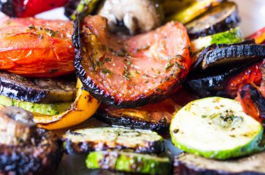 Sebzelerden ızgara. Taze sebzeli barbekü. Vejetaryen yemeği. Lezzetli bir sebze yemeği..