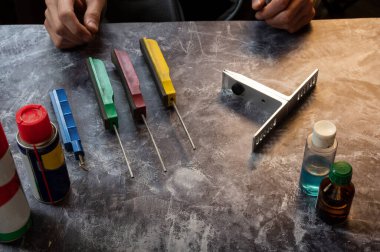 Çeşitli keskinleştirme taşları. Bıçak ve aletleri bileyin. Ön görünüm.