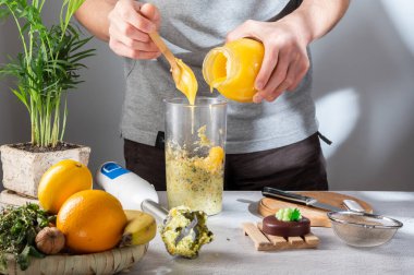 Adam cama bal ekliyor. Tabağa bal ekliyorum. Kavanozda bal.