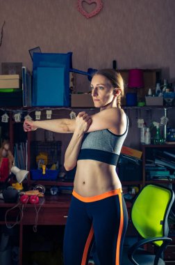 Sıska kız spor için eve gidiyor. Evde spor haberleri. Robot masasının yanında antrenman..