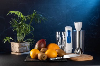 Meyve ve blender. Meyve suyu yapıyorum. Bıçak ve blender.