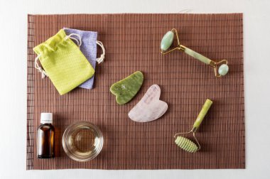 Kozmetik aletler ve ürünler. Vücut ve cilt bakım ürünleri. Düz yatıyordu.