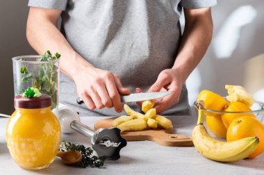 Adam bir sürü zencefil soymuş. Reçel yerine zencefil soyulmuş. Soyulmuş zencefil parçaları. Ön görünüm.