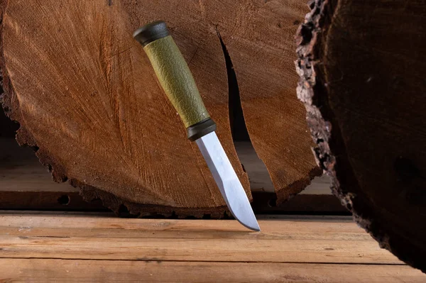 Нож Фоне Деревянного Пореза Нож Круглый Деревянный Пень Пень Переднем — стоковое фото