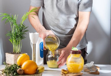 Reçeli cam kavanoza dök. Kavanozdan kavanoza doldur. Aşçı kavanozlara reçel döker..