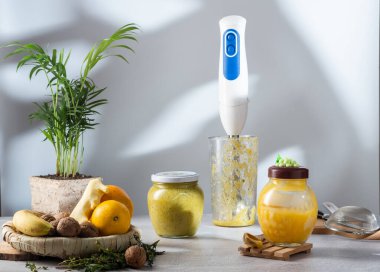 Mikserle reçel yapmak. Bal zencefil reçeli. Yemek ve aksesuarlar mutfakta. Bitkilerin gölgeleri ve saksıları.