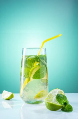 Limon ve nane likörü. Naneli ve limonlu kokteyl. Bardakta pipet ve kokteyl..