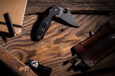 Merkezde EDC aksesuarları ve boş alan var. Çakı ve fotokopi alanı. EDC bıçağı. Üst görünüm.