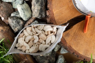 Dondurulmuş yiyecekleri poşete koy. Makarna ve et. Turistler için kurutulmuş yiyecek. Yiyecek ve gaz şişesi. Yukarıdan görüntüle.