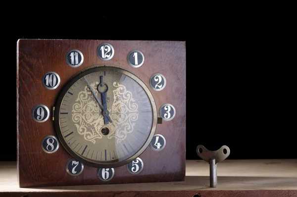 Viejo reloj de mesa. Reloj viejo en una caja de madera. Reloj soviético mecánico. —  Fotos de Stock