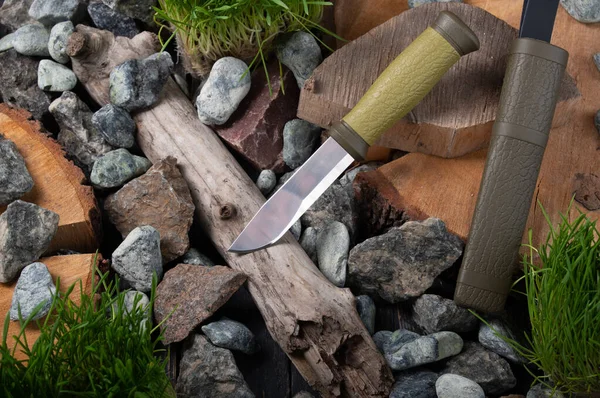 Cuchillo de caza con una hoja fija en las piedras. Cuchillo sobre piedra y madera. Cuchillo de acero brillante. —  Fotos de Stock