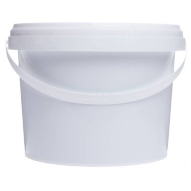 Küçük plastik beyaz kova. Saplı bir inşaat kovası. Kovanın arkasında..