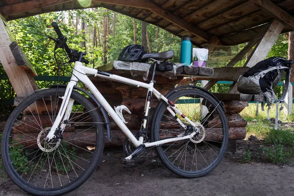 Bicicleta turística. Bicicleta e itens de viagem. Ciclismo turístico. Viajar de bicicleta. Bicicleta e itens de viagem. Ciclistas lanche. — Fotografia de Stock