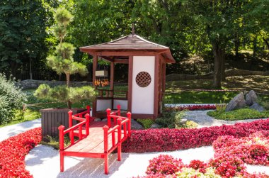 Japon tarzı ahşap yapısında. Ev ve flowerbed.