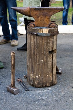 Sokakta demir dövme. Bıçağı imalatı.