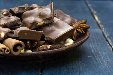 Makro fotoğraf çikolata. Gözenekli çikolata. Sütlü çikolata yakındır.