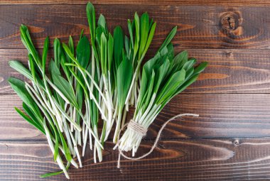 ahşap bir masa üzerinde yabani sarımsak