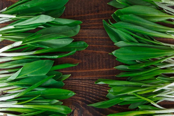Wild garlic on a wooden table — Stock Photo, Image