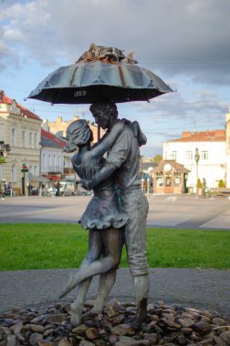 Kasaba meydanındaki romantik heykel sevgi, sevgi ve birlikteliği simgeliyor. Seyahat temaları için ideal