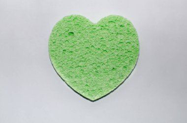 Stüdyo çekimi. Süngerimsi kalp şekli beyaza oturur. Güzellik, banyo ya da kişisel bakım için kullan