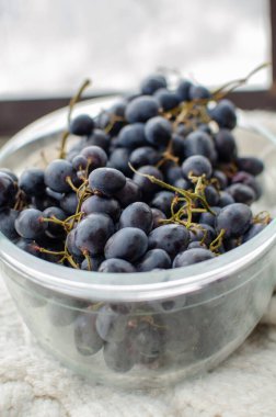Siyah üzümlerle dolu bir cam kaseyi kapat. Sağlıklı beslenme, yaz meyvesi, hayat.