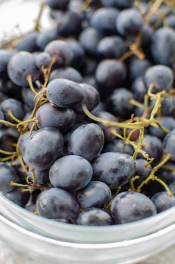 Bir kasede taze toplanmış koyu üzümleri yakından çek. Yiyecek, sağlık, yaz, yaşam tarzı, lezzetli, atıştırmalık