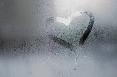 Buharlı camda kalp tasarımı. Aşkı, sıcaklığı, mesajı, umudu, mutluluğu ya da sevgiyi sembolize et