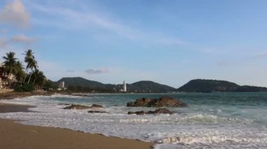 Güneşli bir günde tropik plaj.