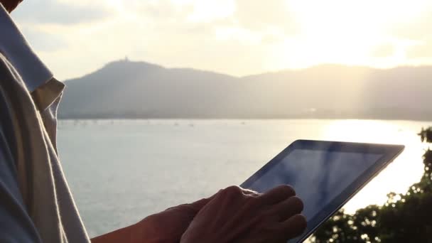 Gros plan Homme utilisant une tablette numérique, vidéo HD . — Video