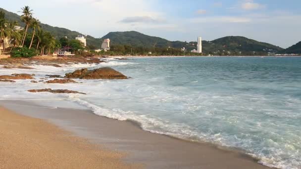 Plage tropicale par temps ensoleillé . — Video