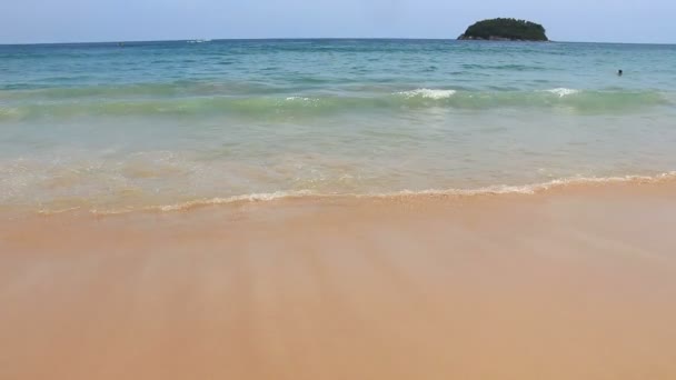 Playa tropical en día soleado . — Vídeo de stock