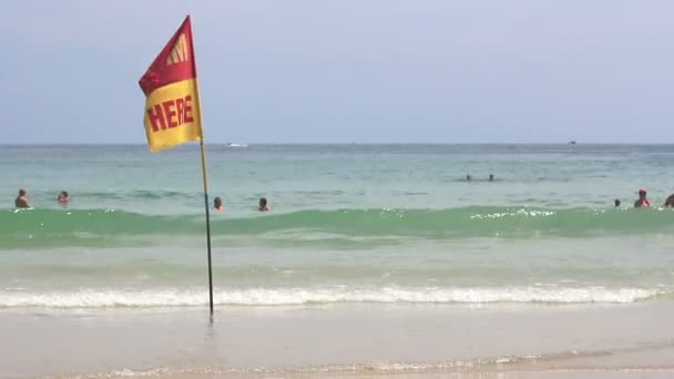 Säkerhet flagga på stranden. — Stockvideo