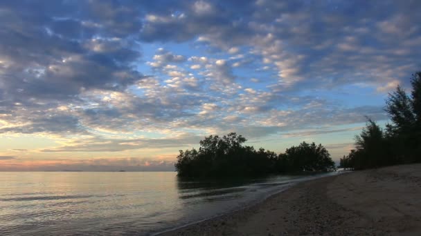 Gyönyörű a Sunrise Beach. — Stock videók