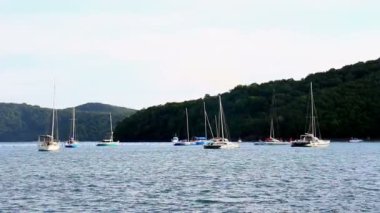 Yat ve tekne körfezde park etti..