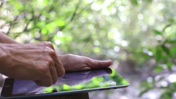 Primer plano de las manos masculinas usando una tableta . — Vídeo de stock