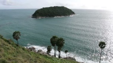 Kayalıklarla kıyı şeridi üzerinde günbatımında çökmesini dalgaları ile Üstten Görünüm.