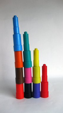 Beyaz arkaplanda renkli işaretleyici kapakları.