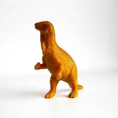 Beyaz arka planda oyuncak dinozorlar.