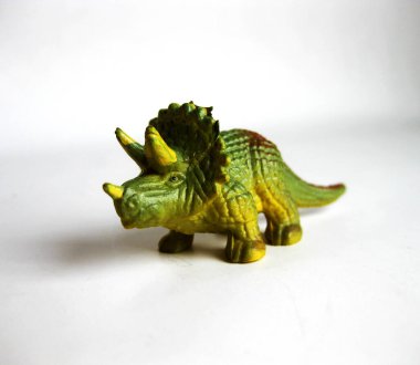 Beyaz arka planda oyuncak dinozorlar.