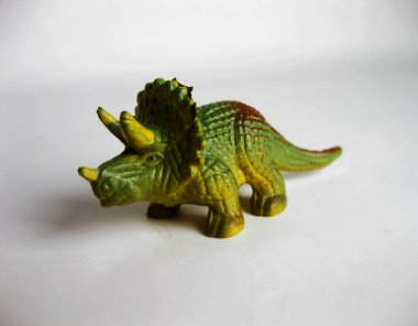 Beyaz arka planda oyuncak dinozorlar.