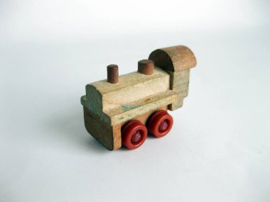 Beyaz zemin üzerinde ahşap tren.