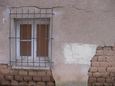 Duvarla örülmüş pencereler.