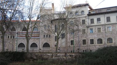 Bir okulun mimari abideleri.