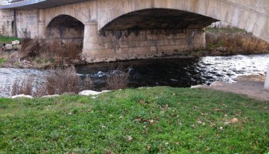 Köprüler, yürüyüşler ve nehirler.