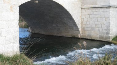 Köprüler, yürüyüşler ve nehirler.