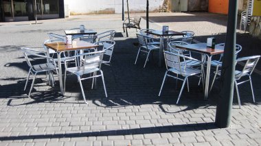 Güneşli bir günde bir barın terası.