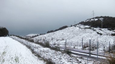 Kış karlı dağlar manzarası.