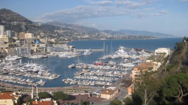 Güneşli bir günde Monako şehri.